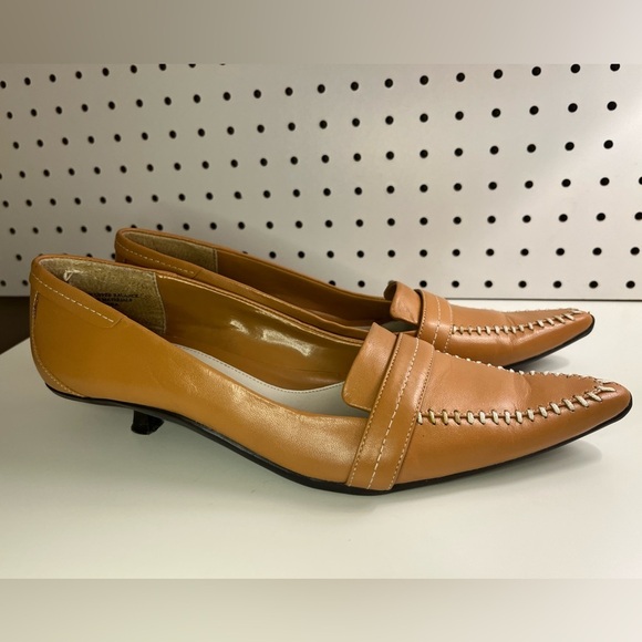 Kenneth Cole Reaction Tan Leather Kitten Heels Y2K White Contrast Stitching 7.5 - Picture 4 of 16